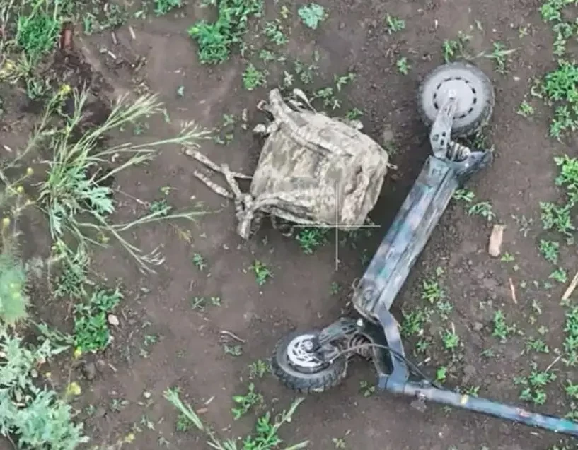 В сети показаны кадры с уничтоженными российскими FPV-дронами самокатчиками ВСУ