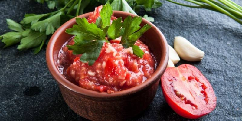 Рецепт удивительной турецкой закуски к мясу аджики Эзме