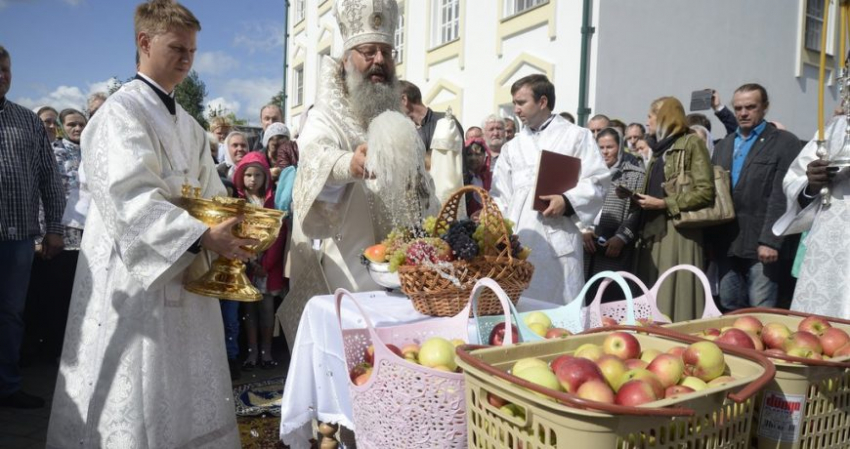 Освящение продуктов на Яблочный Спас: что нужно нести в церковь