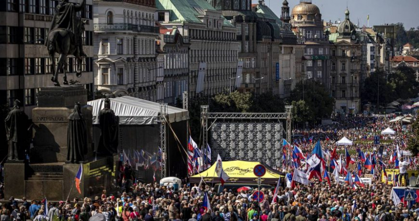 Десятки тысяч людей вышли на массовые протесты в Праге 4 сентября 2022 года