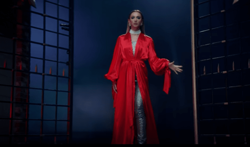 Бузова обматерила съемочную группу после вылитого на себя кофе