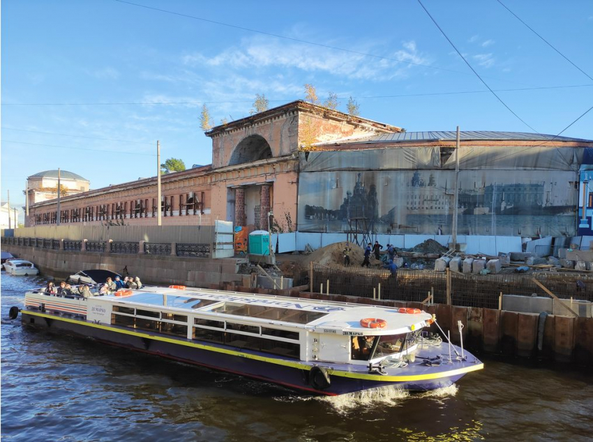 Ширма для градостроительных неудач: к Новому году Конюшенное ведомство спрячут под панно с подсветкой