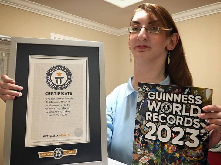 Стало известно, как выглядит и живет самая высокая женщина в мире