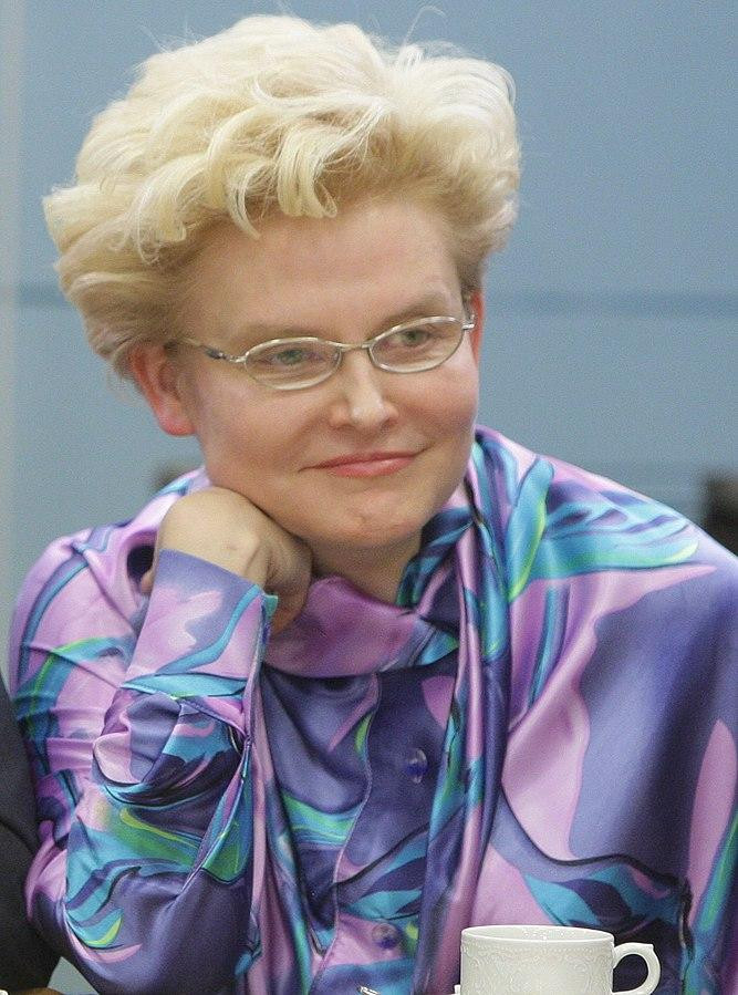 Елена Малышева предложила телезрителям снять трусы