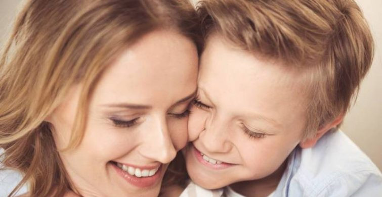 Поздравить сыновей в их праздник 22 ноября 2022 года можно открытками и поздравлениями в прозе